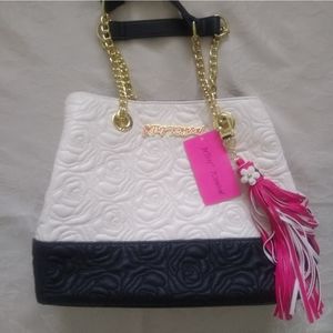 New 🎀 Betsey Johnson rose quilted bag